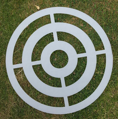 Plastic template to spray paint your knife throwing target.